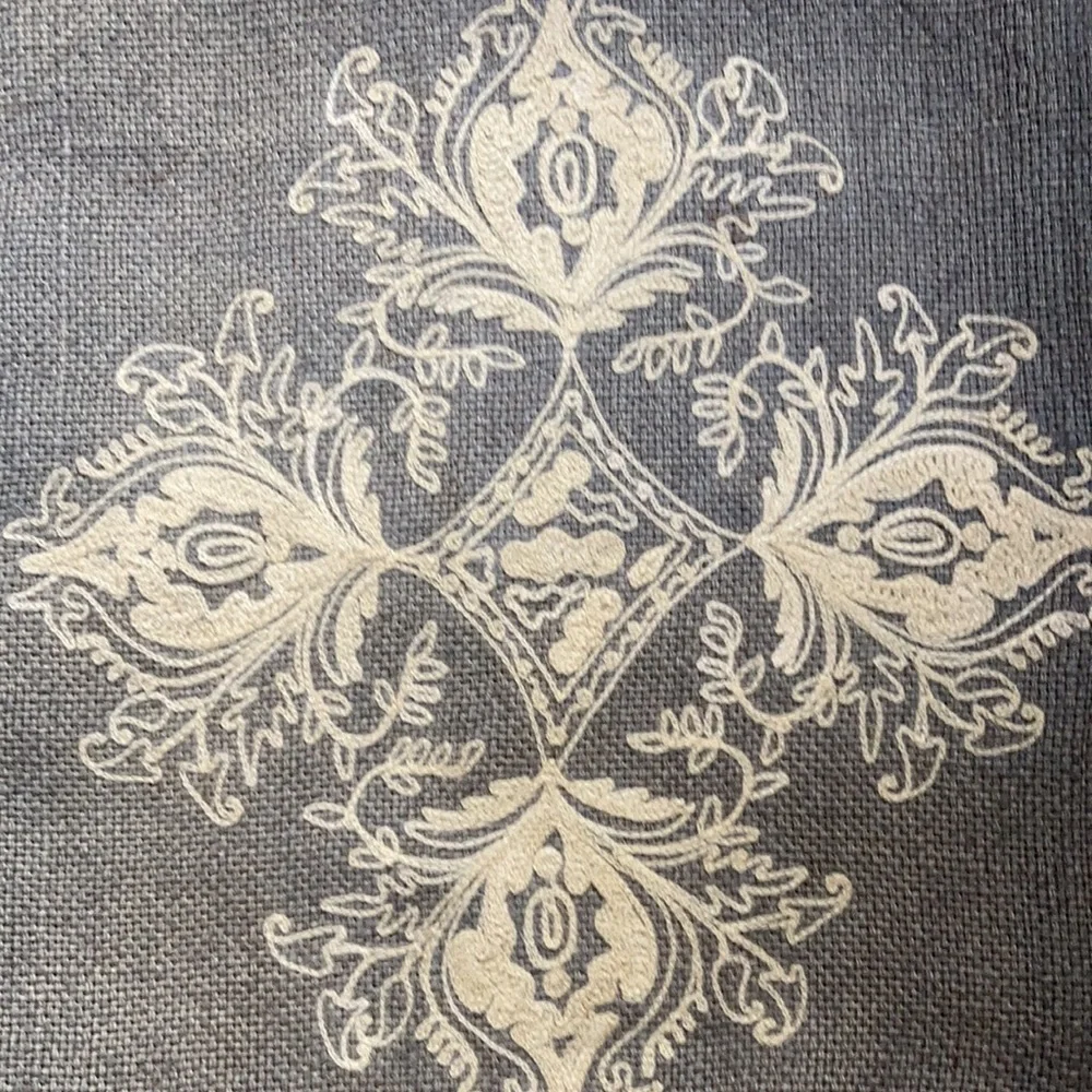𝅺ARNAUS embroidered gray / beige pillowcase . Made in India .